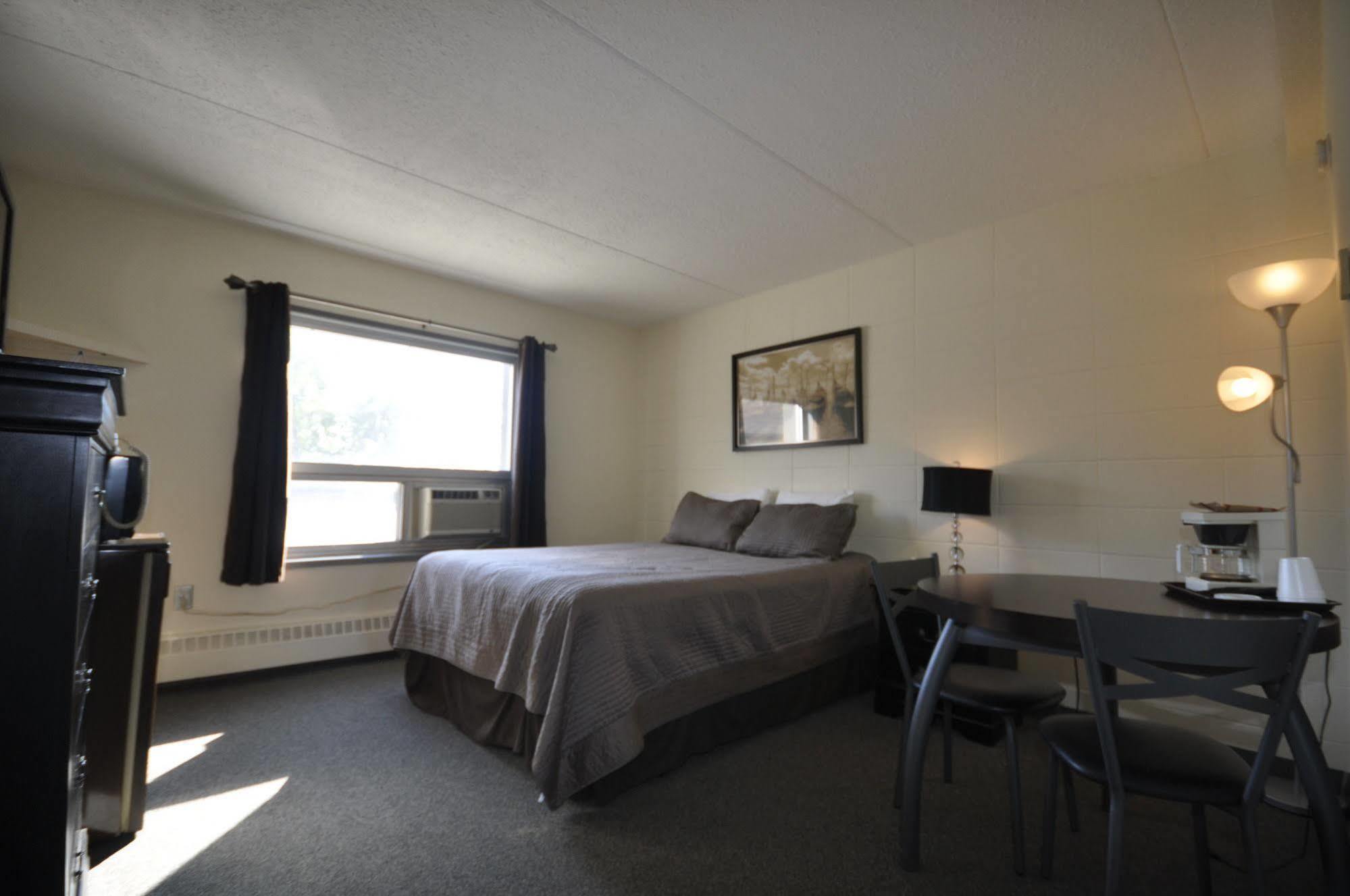 Beaverlodge Motor Inn Dış mekan fotoğraf